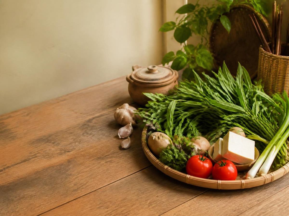 Rổ tre rau củ tươi cho bữa chay lành trên bàn bếp Việt